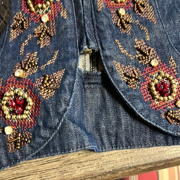 Beautiful Denim Jacket w/ Beautiful embroidery - Picture 13 of 14